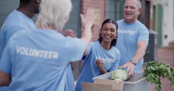 Gelukkig Vrijwilliger Donatie Applaus Mensen Vieren Voedsel Rijden Succes Non — Stockvideo