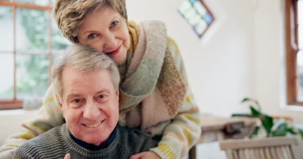 Üst Düzey Çift Gülümseyerek Sevgiyle Sevgiyle Sarıl Emeklilikte Özenle Rahatla — Stok video