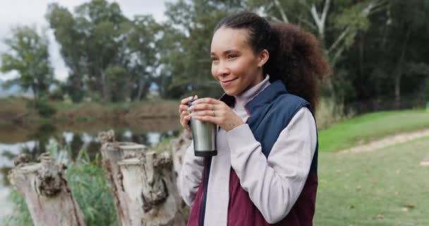 Koffie Drinken Vrolijke Vrouw Kamperen Denken Aan Vakantie Bos Natuur — Stockvideo