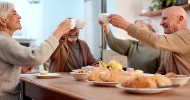 お茶パーティー トースト お祝いは 老人ホームで一緒に朝に絆を結ぶために 飲み物 チアーズのためのアパートのリビングルームで幸せな高齢者のグループ — ストック動画
