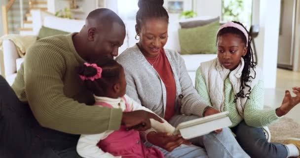 Ebeveynler Çocuklarıyla Birlikte Oturma Odasında Birbirlerine Bağlanmak Için Tabletten Bir — Stok video
