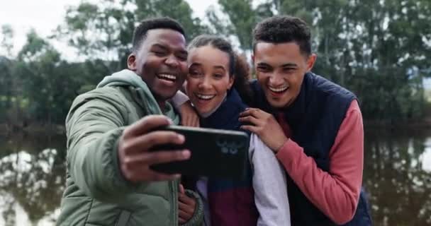Teman Berkemah Dan Tertawa Selfie Dengan Senyum Dan Memeluk Luar — Stok Video