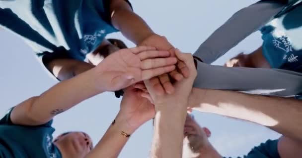 Níže Léto Ruce Naskládané Pro Motivaci Budování Týmu Nebo Podporu — Stock video