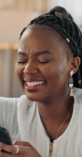 Femeie Râzând Sau Tastând Smartphone Canapea Fericit Pentru Conversații Contact — Videoclip de stoc