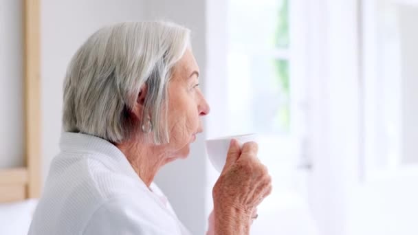 シニアの女性はコーヒーカップを飲み 朝の健康 落ち着きのためにホットエスプレッソを楽しんでいます お茶のある高齢者 退職後の夢と満足 家での反省とビジョン — ストック動画