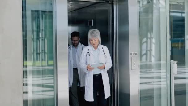 Trabajo Equipo Consultoría Tableta Con Médicos Hospital Para Reunión Asesoramiento — Vídeo de stock