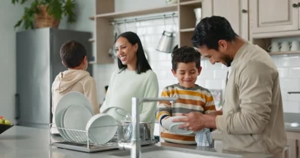 Reinigung Geschirrspülen Und Lernen Mit Der Familie Der Küche Für — Stockvideo