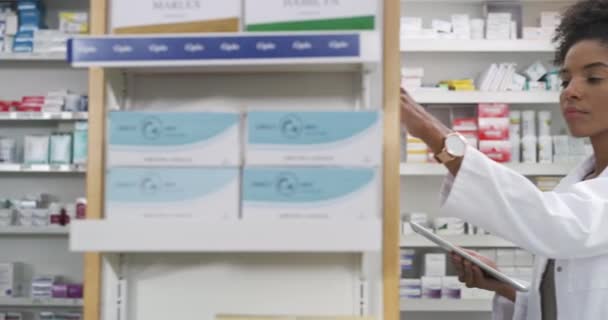 Farmaceuta Kobieta Tabletka Przez Półkę Lekarską Badania Pigułek Zarządzanie Zapasami — Wideo stockowe
