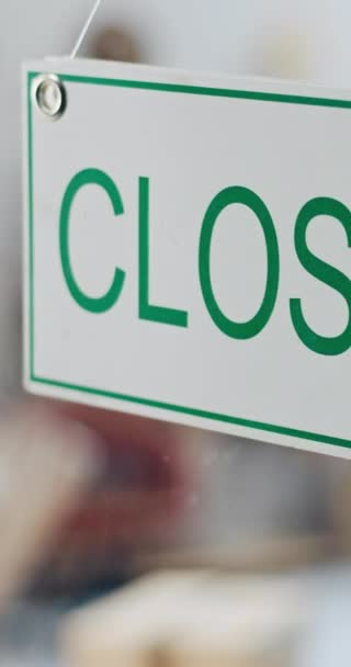 Cerrado Signo Ventana Primer Plano Para Tienda Negocios Horas Operación — Vídeos de Stock