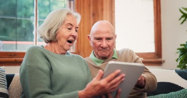 Podekscytowani Tablet Para Seniorów Kanapie Przybij Piątkę Dla Wygranej Online — Wideo stockowe