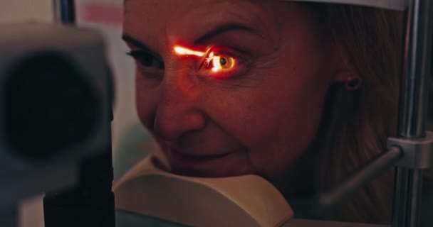 Péče Oči Laserový Světelný Test Žena Kanceláři Lékařem Zkontrolovat Duhovku — Stock video