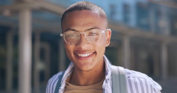 Twarz Mężczyzny Uśmiechem Poza Kampusem Poranne Podróże Możliwość Nauki College — Wideo stockowe