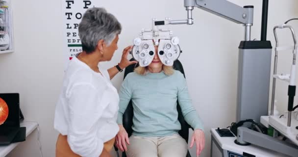 眼科医 眼科医 眼科検査 診療のビジョンを診療所で確認する 病院の医療コンサルティングで視力検査のためのシニアオプトメトリスト女性 人およびヘルスケアテスト — ストック動画