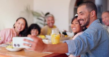 Büyük bir aile, akşam yemeği için mutlu ya da selfie, sosyal medyada yayınlanacak yemek ya da resimle birlikte. Fotoğraf, gülümseme ya da evde yemek ya da brunch için anne, çocuk ya da babayla kaynaşmak için büyükanne ve büyükbaba..