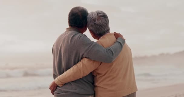 Abrazo Playa Espalda Pareja Personas Mayores Hombre Anciana Vinculación Relajarse — Vídeos de Stock
