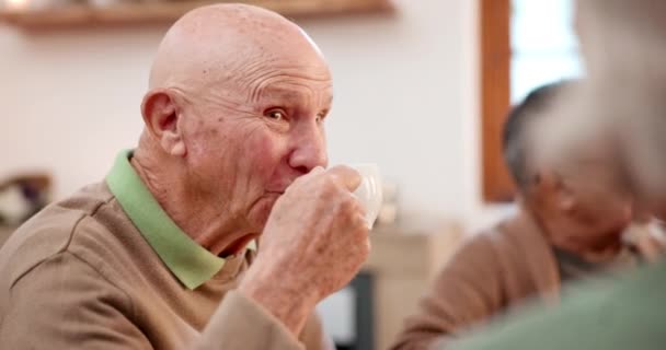 Tea Party Ältere Freunde Und Ein Gespräch Mit Einem Alten — Stockvideo