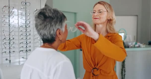 Frauen Rezepte Und Optiker Mit Lächeln Sehkraft Und Brille Spiegel — Stockvideo