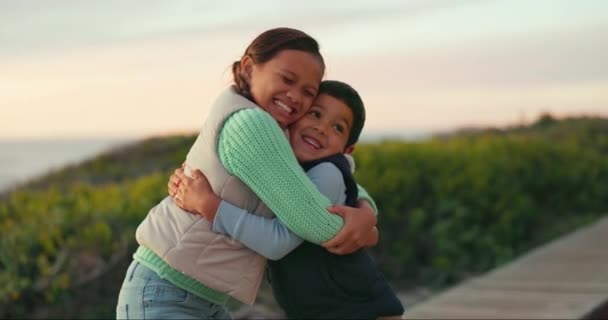 Dzieci Przytulić Szczęśliwy Parku Świeżym Powietrzu Przygodę Podróże Lub Wakacje — Wideo stockowe