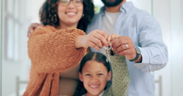 Aile Portre Anahtarlar Gayrimenkul Sahipleri Yatırımcılar Için Gülümseme Taşınma Eller — Stok video