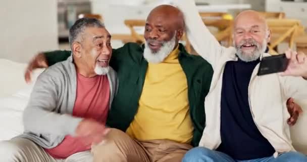 Senior Přátelé Společně Pro Selfie Rukou Mírové Znamení Domovem Pro — Stock video