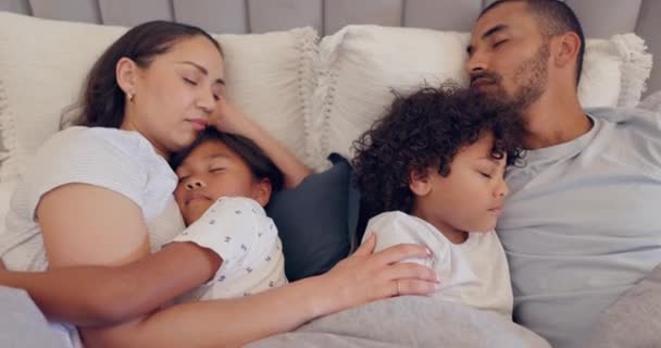 Vista Dall Alto Sonno Famiglia Letto Con Amore Pace Sicurezza — Video Stock