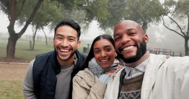 Amigos Selfie Grupal Camping Bosque Sonrisa Cara Divertida Aventura Diversidad — Vídeos de Stock