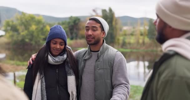 Acampar Abraçar Casal Feliz Amigos Férias Para Relaxar Fim Semana — Vídeo de Stock