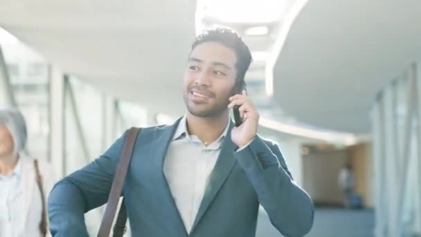 Telefonopkald Tale Forretningsmand Kontoret Korridor Med Mobiltelefon Til Kommunikation Glad – Stock-video