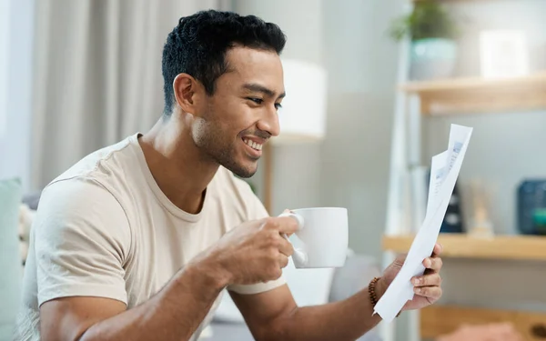 Domov Účty Šťastný Muž Kávou Pro Plánování Čtení Finančních Dokumentů — Stock fotografie