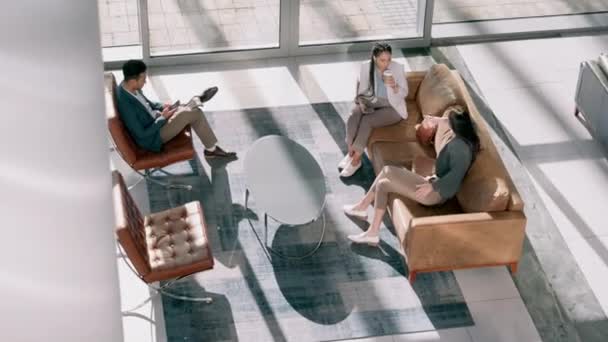 Adamları Lobi Bir Ofis Salonunda Çalışanlar Arkadaşlarla Sohbet Bekleme Odasındaki — Stok video