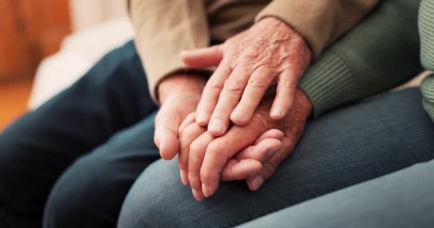 照料或老年夫妇牵着手寻求同情 感情愈合支持或伴侣的同情 具有同情心 理解或尊重的老年人的安全 退休或特写 — 图库视频影像