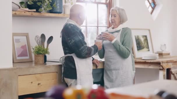 Kawa Dyskusja Para Seniorów Kuchni Komunikacji Rozmowy Więzi Razem Szczęśliwy — Wideo stockowe