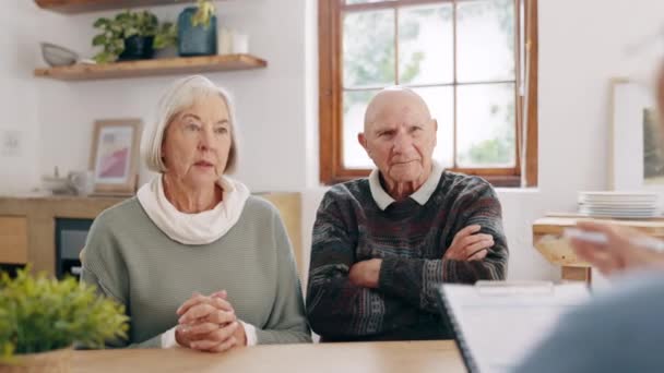 Οικονομικός Σύμβουλος Ηλικιωμένο Ζευγάρι Και Έγγραφα Για Κατ Οίκον Συνάντηση — Αρχείο Βίντεο