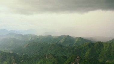 Dağlar, yeşil orman ve tepeli, bulutlu ve manzaralı insansız hava aracı. Asya 'da açık hava, doğa ve ekosistem, barış ve sürdürülebilirlik için çevre ve sis, bulut ve gökyüzü ile yeşillik.