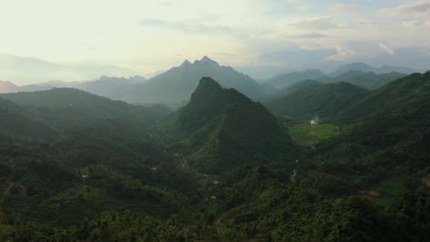 Hegyek Erdők Drónok Dombokkal Fákkal Tájképekkel Kültéri Természet Ökoszisztéma Ázsiában — Stock videók