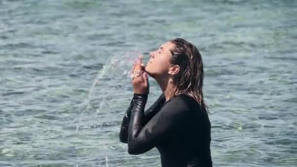 冲浪和女人在海里与水冒险 双手拍着脸和头发 度假和在海上冲浪 以获得运动 锻炼和在室外环境中锻炼的健康 — 图库视频影像