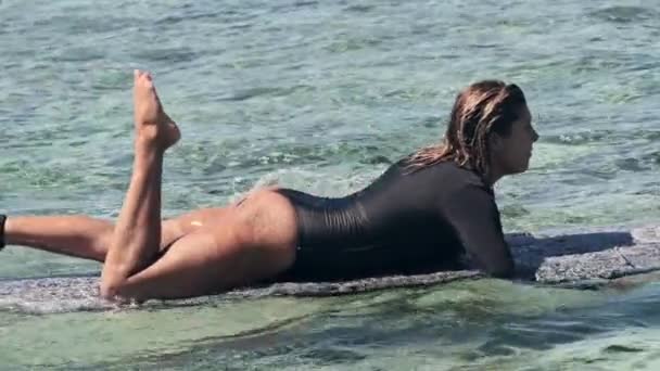 Женщина Серфинг Плавание Море Доской Паддинг Летнее Приключение Воде Пляж — стоковое видео