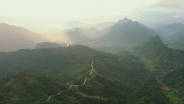 Montanhas Floresta Verde Drone Com Colinas Árvores Paisagem Exterior Natureza — Vídeo de Stock