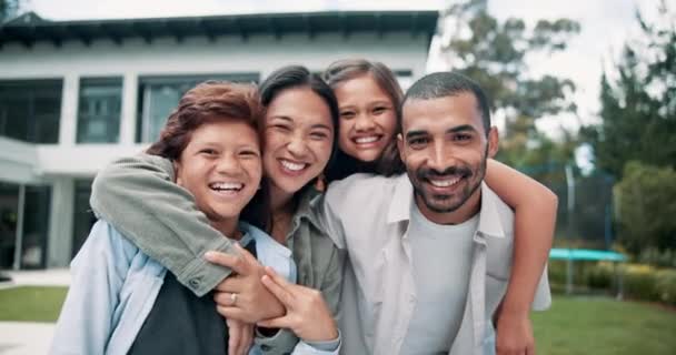 Šťastná Rodina Objetí Nový Domov Trávníku Realitách Nemovitosti Nebo Investice — Stock video