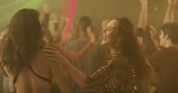 Mulheres Amigos Dançando Música Boate Para Festa Disco Festival Celebração — Vídeo de Stock