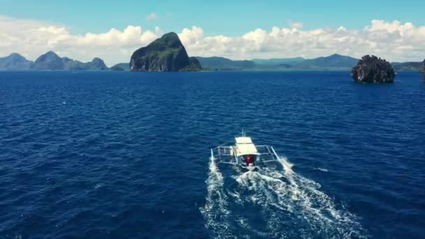 ボート またはドローン休暇や休日の冒険 トロピカルビーチや夏 フィリピンの青空クルーズ アウトドアのための平和旅行や島の場所旅行のための自然の海 — ストック動画