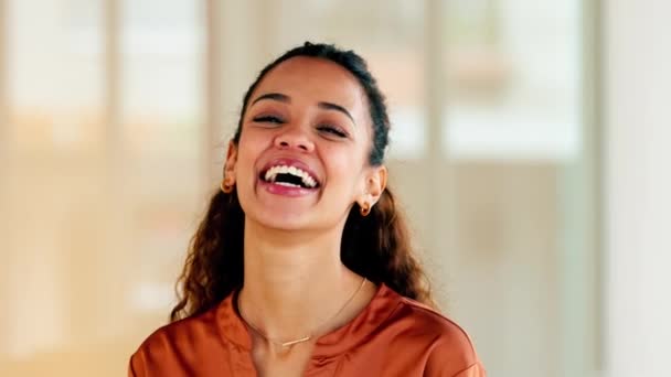 Latino Liike Nainen Hymyilee Nauraa Ilolla Toimistossa Muotokuva Itsevarmasta Kunnianhimoisesta — kuvapankkivideo