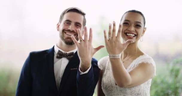Pasangan Senyum Dan Cincin Kawin Untuk Komitmen Cinta Dan Luar — Stok Video