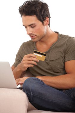 Laptop, kredi kartı ve kanepedeki adamla birlikte online alışveriş, dijital ödeme ve fintech için rahatlayın. Ticaret, bankacılık ve faturalar ev oturma odasında erkek müşteri ile teknoloji ve internet için.
