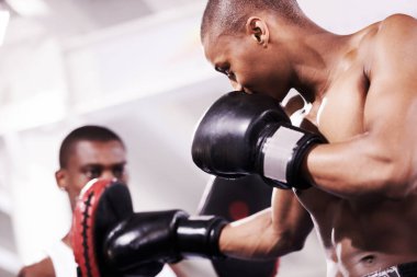 Siyahi adam, boks ve kişisel antrenör kendini savunma ya da spor salonunda ring dövüşü, egzersiz ya da kapalı alanda antrenman. Afrikalı erkek, boksör ya da yedek partner spor müsabakalarına hazırlanıyor.