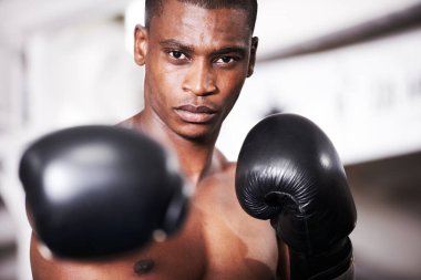 Boks, eldiven ve yumruk, antrenman için formda ve güçlü siyah bir adamın portresi. Spor salonundaki boksörün güçlü vücudu, kasları ve elleri, yumruğu havada sporcu ve rekabete güveni tam.