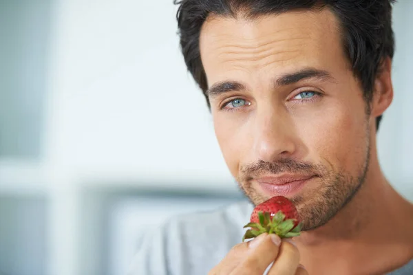 Portret Mens Het Eten Van Aardbeien Gezond Voedsel Biologisch Veganistisch — Stockfoto