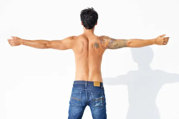 Спина Мышцы Рубашки Человеком Фитнес Повышение Изолированы Белом Фоне Студии — стоковое фото