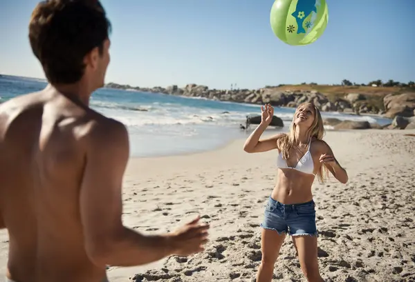 Paar Balspelen Plezier Het Strand Zomer Met Liefde Zorg Ondersteuning — Stockfoto