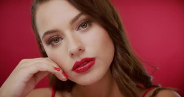Kobieta Szminka Twarz Studio Pocałunkiem Dąsać Lub Flirt Dla Piękna — Wideo stockowe
